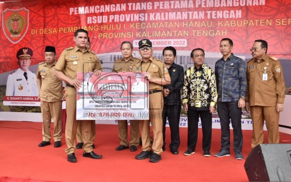 Gubernur Sugianto Sabran Serahkan BLT-BBM Tahap II Tahun 2022
