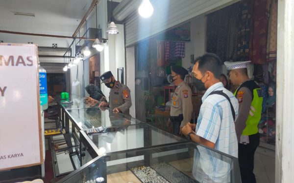 Anggota Satreskrim Melaksanakan Giat Yustisi di Pasar Saik Kuala Pembuang