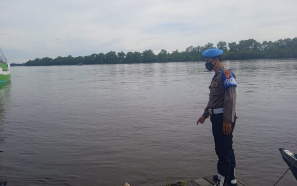 Polsek Seruyan Hilir Cek Debit Air Sungai Antisipasi Banjir
