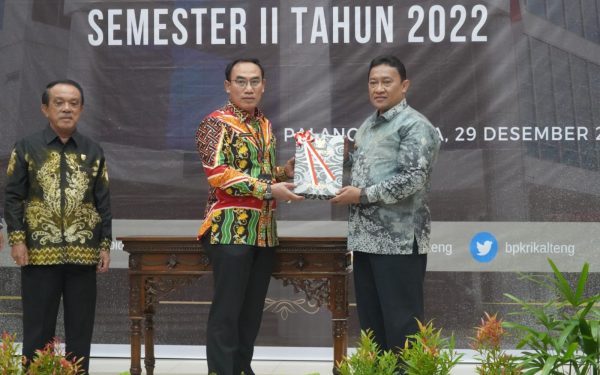 Wagub Edy Pratowo Terima LHP Kinerja dan Dengan Tujuan Tertentu Semester II Tahun 2022