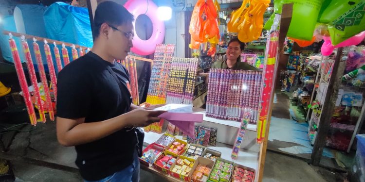 Anggota Sat Intelkam Polres Seruyan Sampaikan Bahaya Kembang Api