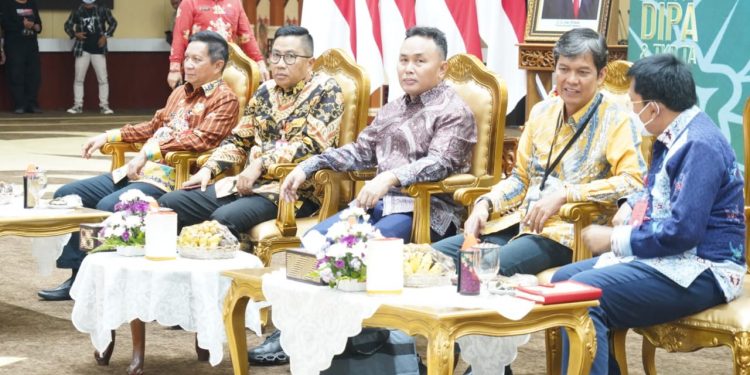 Gubernur Terima DIPA dan Buku Daftar Aplikasi Transfer ke Daerah Tahun 2023