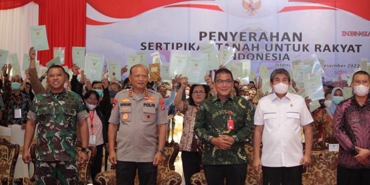 Masyarakat Kalteng Antusias Hadiri Penyerahan Sertifikat Tanah oleh Presiden Jokowi Secara Virtual