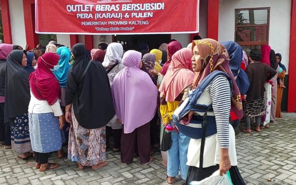 Warga Sampit Berbondong-bondong Serbu Beras Bersubsidi