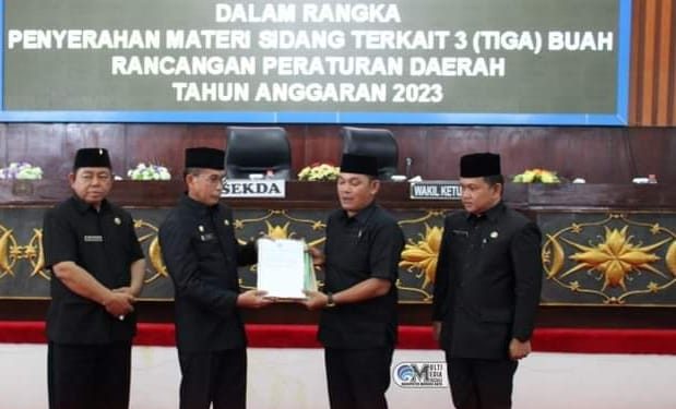 DPRD Mura Rapat Paripurna Penyerahan Materi Tiga Raperda