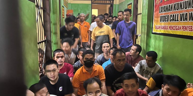 Bamin SPKT Polres Seruyan dan Anggota Jaga Cek Ruang Tahanan