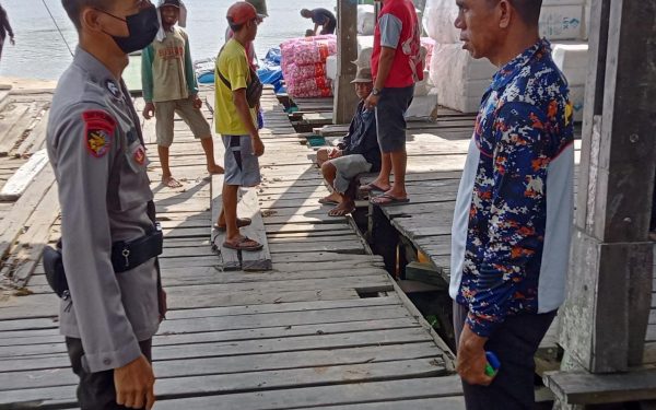 Satpolairud Polres Seruyan Sambang Warga, Berikan Himbauan Prokes