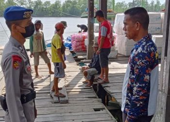 Satpolairud Polres Seruyan Sambang Warga, Berikan Himbauan Prokes