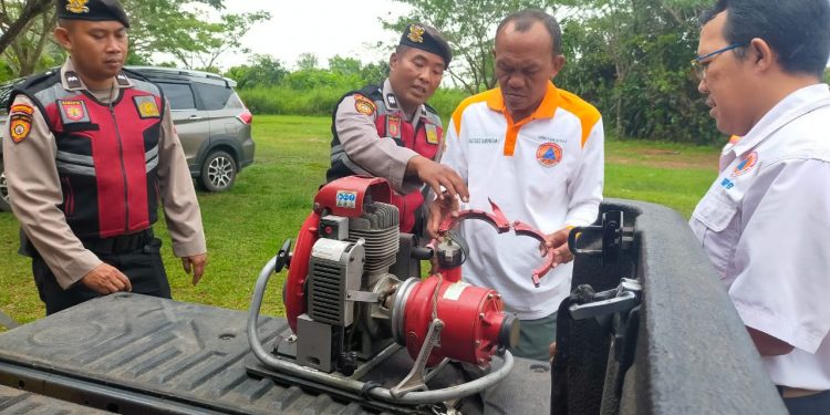 Personel Polres Seruyan Didampingi BPBD Cek Kondisi Sarpras Karhutla