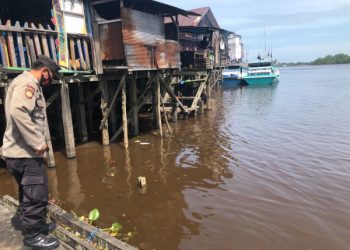 Polsek Seruyan Hilir Cek Debit Air Sungai Sebagai Langkah Antisipasi Banjir