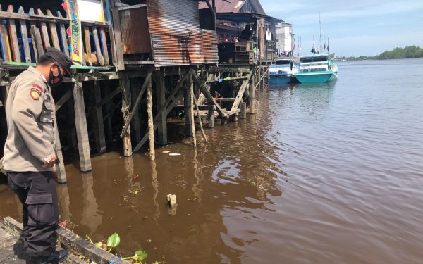 Polsek Seruyan Hilir Cek Debit Air Sungai Sebagai Langkah Antisipasi Banjir