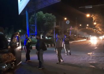 Rusak Parah Truk VS Pikap Terlibat Kecelakaan di Bundaran Kecil