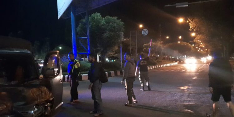 Rusak Parah Truk VS Pikap Terlibat Kecelakaan di Bundaran Kecil