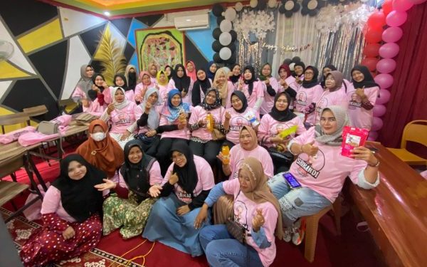Srikandi Ganjar Kalteng dan Perempuan Milenial Belajar Membuat Oleh-oleh Khas Barsel