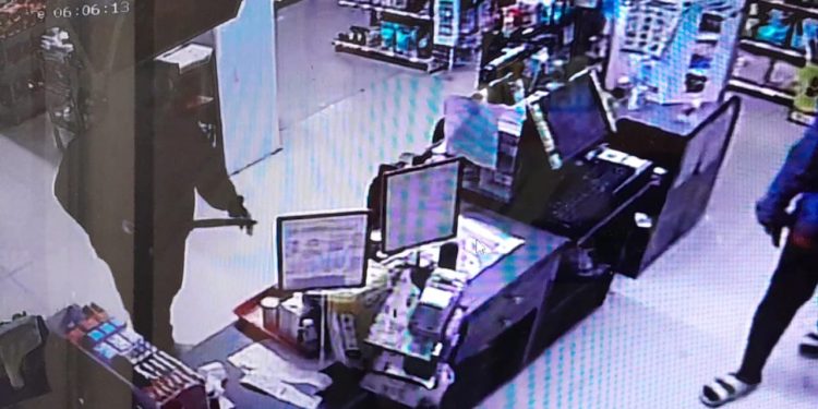 Karyawan Alfamart Ditodong Perampok Pakai Parang Uang Rp1,3 Juta Raib