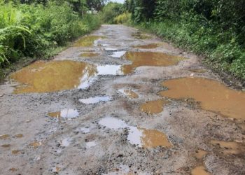 Jalan Pramuka Rusak Parah Bak Kubangan, Warga Pondok Karet Tamiang Layang Geram