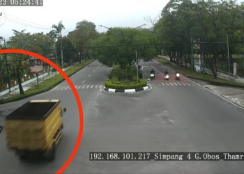 Terobos Lampu Merah! Siswa SMU Tewas Tertabrak Truk