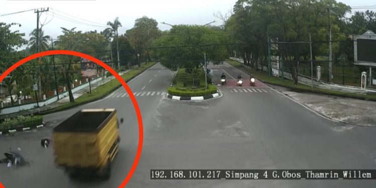 Terobos Lampu Merah! Siswa SMU Tewas Tertabrak Truk