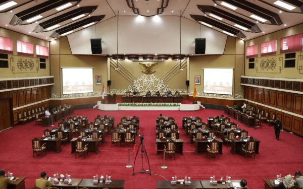 Wagub Sampaikan Pidato Pengantar Gubernur Terhadap Dua Raperda di DPRD Kalteng