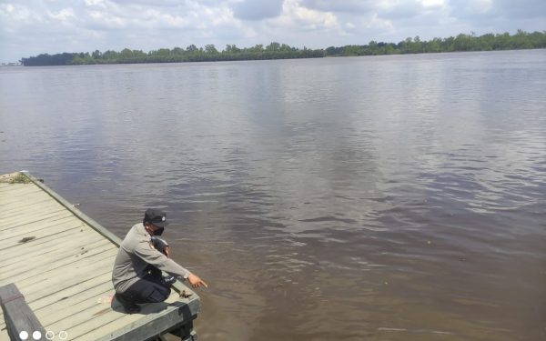 Polsek Seruyan Hilir Cek Debit Air Sebagai Langkah Antisipasi Banjir