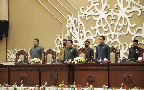 Wagub Edy Pratowo Dengarkan Pemandangan Umum Fraksi Pendukung DPRD Terhadap Dua Raperda
