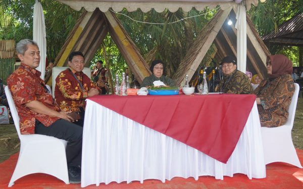 Wagub Edy Pratowo Minta Masyarakat Penerima SK Perhutanan Sosial Dapat Mengelola Lahan Agar Produktif