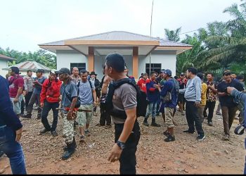 Diduga Ratusan Massa Bayaran Datangi Rumah Acen Tagih Imbalan Usai Merangsek Masuk Ke Area Perkebunan Sawit yang Bersengketa