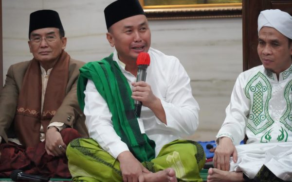 Jalin Silaturahmi, Gubernur H. Sugianto Sabran Salat Subuh Berjamaah di Musholla Asy-Syifa