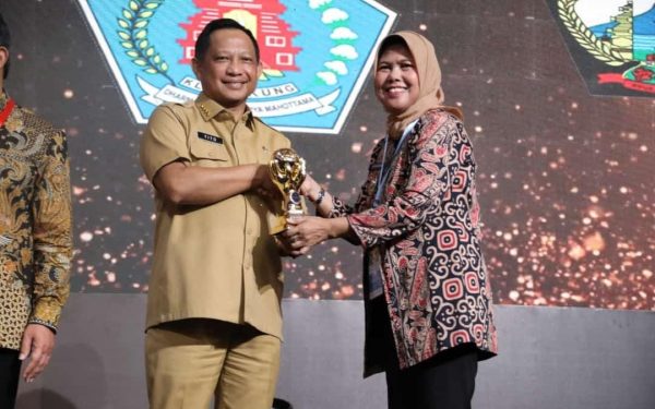 Pemkab Barsel Terima Penghargaan UHC Award Dari Mendagri