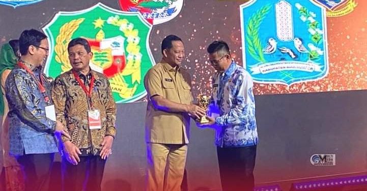 Dukung Akses JKN Bagi Masyarakat, Pemkab Murung Raya Terima UHC Award 2023