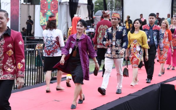 Fashion Show ELY Ikut Meriahkan Festival Tambun Bungai 2023
