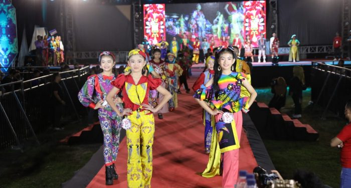 Masyarakat Antusias Saksikan Fashion Show Benang Bintik Kategori Umum Festival Tambun Bungai 2023
