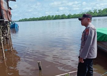 Polsek Seruyan Hilir Cek Debit Air Sungai Sebagai Langkah Antisipasi Banjir