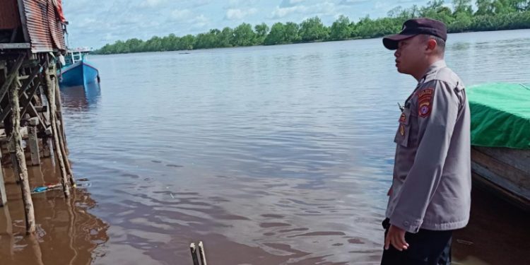 Polsek Seruyan Hilir Cek Debit Air Sungai Sebagai Langkah Antisipasi Banjir
