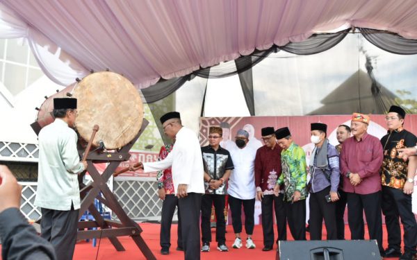 Asisten Pamkesra Bersama Ketua MUI Kalteng Resmi Buka Pasar Ramadan Hapakat Itah Berkat