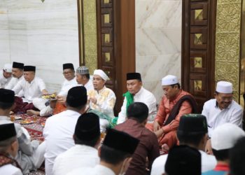 Gubernur dan Wakil Gubernur Kalteng Salat Tarawih Perdana di Musholla Asy-Syifa, Istana Isen Mulang