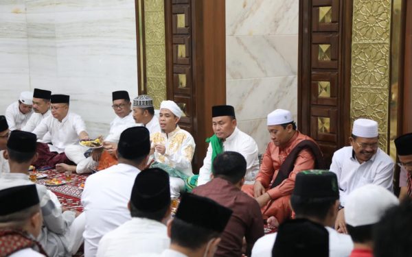 Gubernur dan Wakil Gubernur Kalteng Salat Tarawih Perdana di Musholla Asy-Syifa, Istana Isen Mulang
