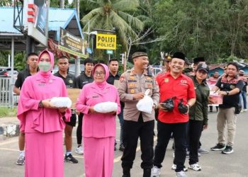 Polres Barsel dan PWI Berbagi Takjil Kepada Warga