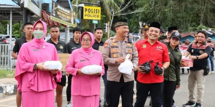 Polres Barsel dan PWI Berbagi Takjil Kepada Warga