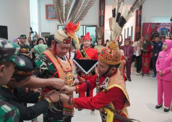 Panglima TNI Terima Gelar Kehormatan Suku Dayak Kalteng