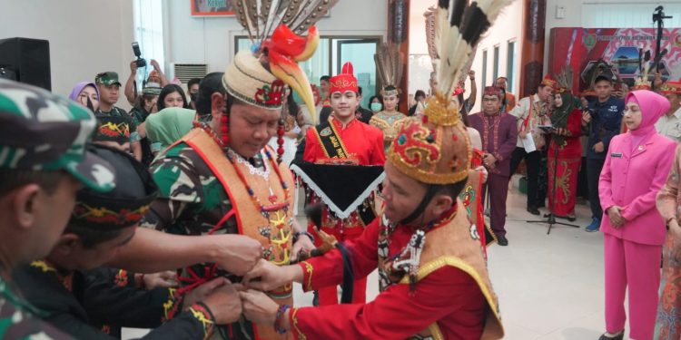 Panglima TNI Terima Gelar Kehormatan Suku Dayak Kalteng