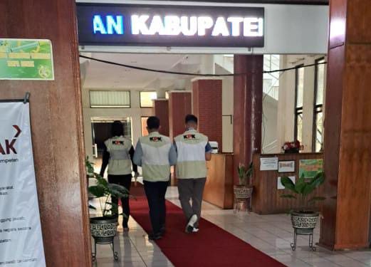 Dugaan Korupsi, Bupati Kapuas dan Istri Jadi Tersangka