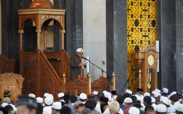 Wagub Kalteng Beserta Pejabat Pemprov dan Pemkot Salat Perdana di Masjid Agung Kubah Kecubung