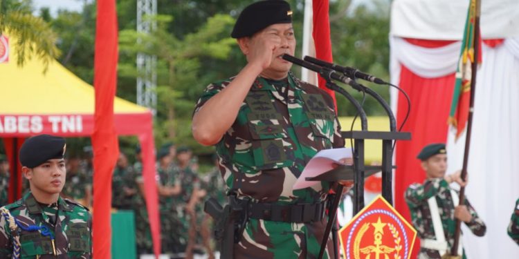 Gubernur Kalteng H. Sugianto Sabran Berikan Tapung Tawar Bagi Para Prajurit Yonif 631/ Atg yang Akan Bertugas ke PT Freeport Objek Vital Nasional Papua