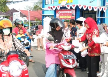 Pj Bupati Barsel Bagikan Takjil Untuk Masyarakat