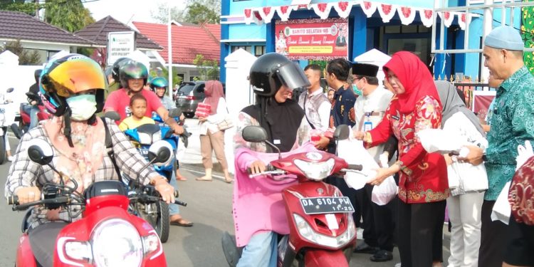 Pj Bupati Barsel Bagikan Takjil Untuk Masyarakat