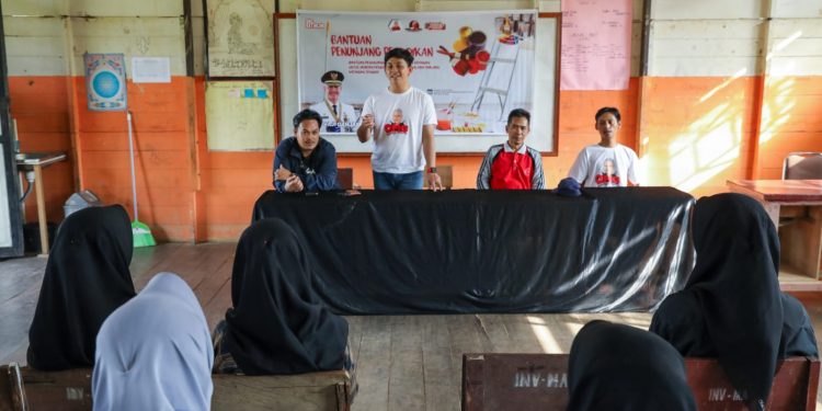 Keseruan OMG Kalteng Gotong Royong Perbaiki Madrasah Aliyah di Katingan