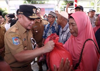 Gubernur Sugianto Sabran Gratiskan 1.000 Paket Sembako di Kabupaten Kapuas