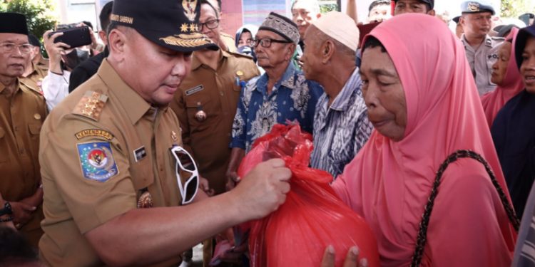 Gubernur Sugianto Sabran Gratiskan 1.000 Paket Sembako di Kabupaten Kapuas
