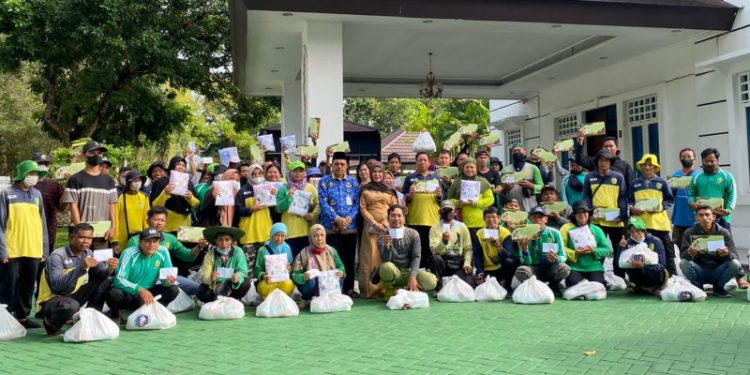 Sekda Nuryakin Berbagi untuk Petugas Kebersihan Pasukan Kuning